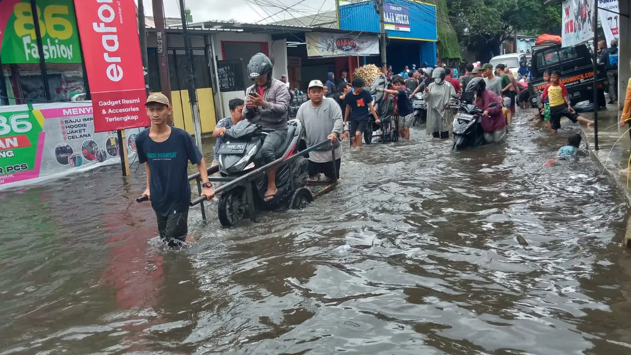Banjir di Tangerang akibat intensitas hujan yang tinggi (Pramita Tristiawati)