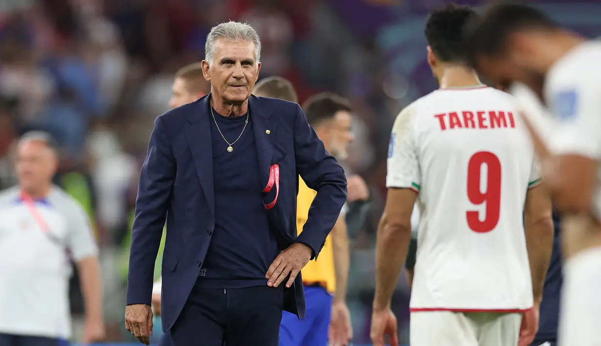 Timnas Iran menunjuk pelatih berpengalaman Carlos Queiroz untuk mengarungi perhelatan akbar Piala Dunia 2022. Ia digaji cukup mahal oleh Federasi Sepak Bola Iran, yakni sebesar 1,5 juta pound sterling atau Rp28 miliar per tahun. Sayangnya, Team Melli gagal lolos ke 16 besar Piala Dunia 2022 setelah finis di urutan ketiga klasemen Grup B. (AFP/Fadel Senna)