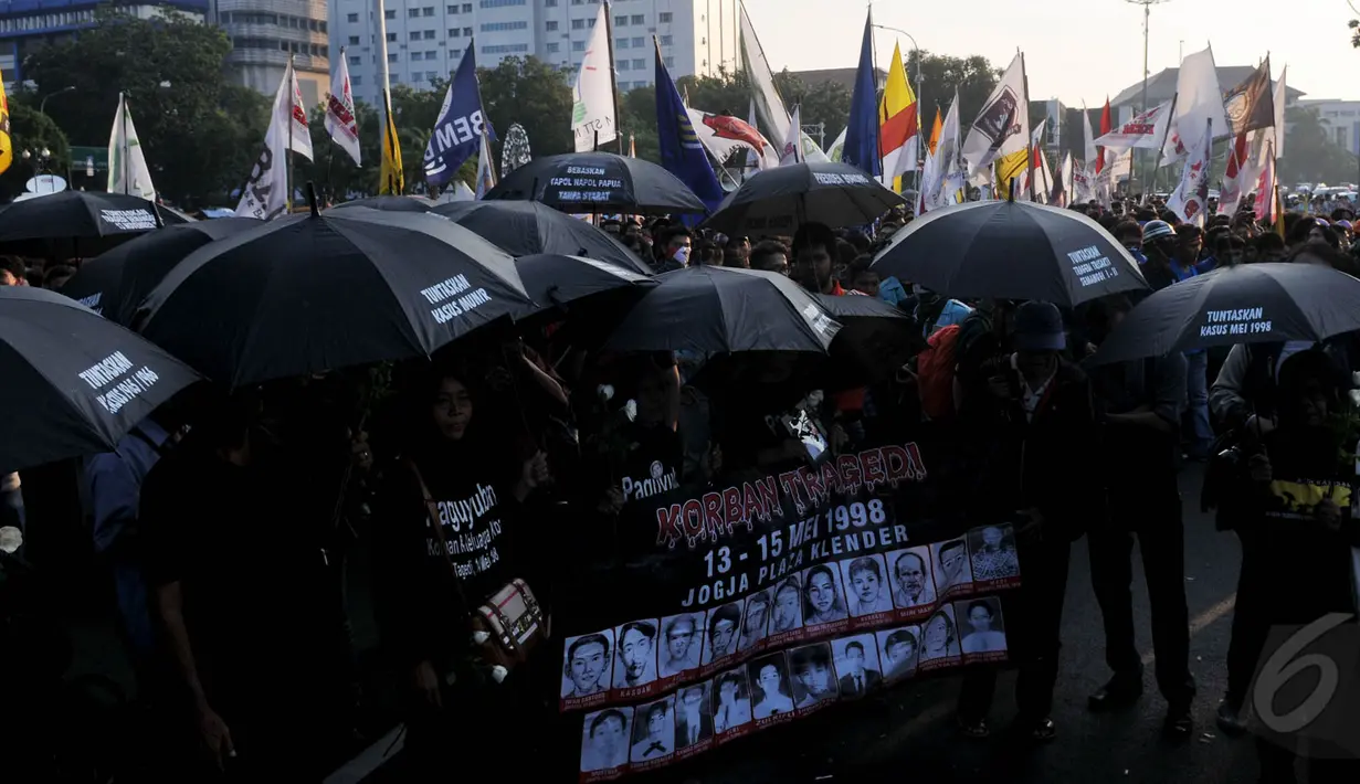 Kontras dan sejumlah keluarga korban kompak mengenakan busana serba hitam saat aksi Kamisan di depan Istana Negara, Jakarta, Kamis (21/5/2015). Kontras menilai pemerintah telah gagal memberikan kepastian hukum. (Liputan6.com/Johan Tallo)