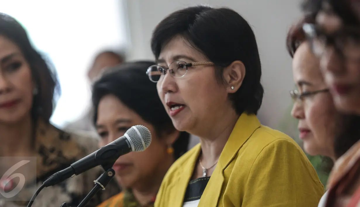 Panitia Seleksi (Pansel) calon pimpinan KPK memberi keterangan pers di Gedung Sekretariat Negara, Jakarta, Selasa (23/6/2015). Pansel mengumumkan bahwa masa pendaftaran calon Pimpinan KPK diperpanjang hingga awal Juli. (Liputan6.com/Faizal Fanani)