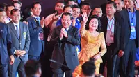 Perdana Menteri Kamboja Hun Sen memberi salam hormat saat upacara penutupan atau closing ceremony SEA Games&nbsp;2023 di&nbsp;Morodok Techo National Stadium, Phnom Penh, Rabu (17/5/2023) malam WIB. (Tang Chhin Sothy / AFP)