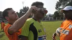 Liputan6.com berkesempatan mengajak pemain Persipura bermain games di Lapangan C Senayan, Jakarta (8/5/2015). Pelatih Oswaldo Lessa (kiri) memakaikan penutup mata ke pemain Persipura Yohanis Tjoe.  (Liputan6.com/Herman Zakharia)