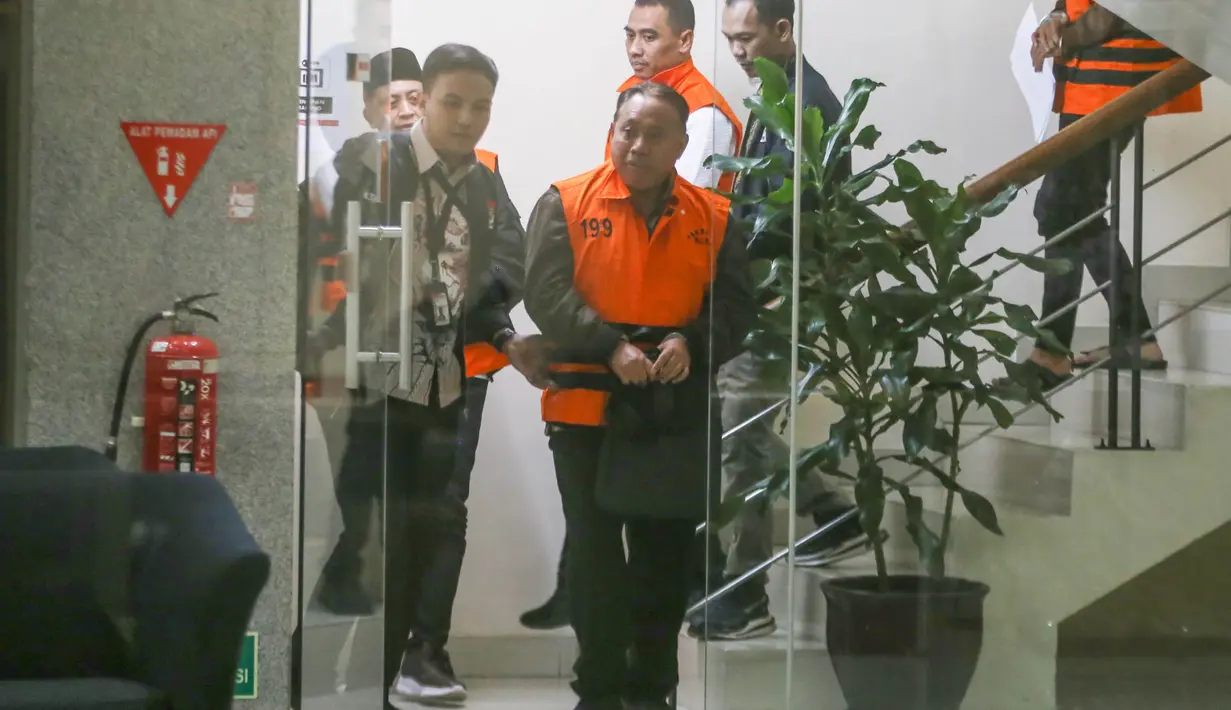 Rektor Universitas Jenderal Soedirman (Unsoed) Akhmad Sodiq melangkah menuju mobil tahanan seusai menjalani pemeriksaan di Gedung Merah Putih KPK, Jakarta, Sabtu, 22 Agustus 2026. KLY/ Arie Basuki)