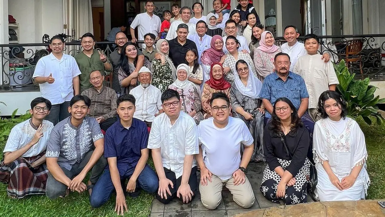Ayu Dewi bersama keluarga besar (Instagram/mrsayudewi)