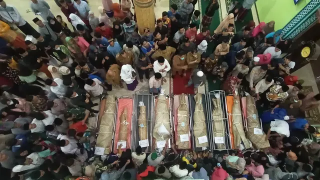 Odong-odong ditabrak kereta