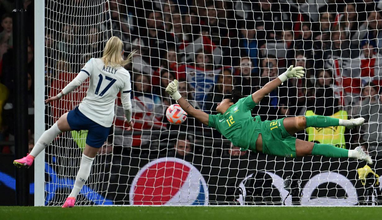 Pemain Timnas Inggris, Chloe Kelly (kiri) mencetak gol kemenangan pada babak adu penalti laga Finalisima Putri 2023 di Stadion Wembley, London, Jumat (07/04/2023) WIB. The Three Lions secara dramatis mengalahkan Brasil dengan skor 4-2 dalam babak adu penalti setelah bermain imbang 1-1 di waktu normal. (AFP/Ben Stansall)