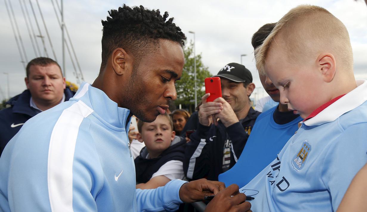 Sterling berpfoto bersama suporter City. (Reuters)