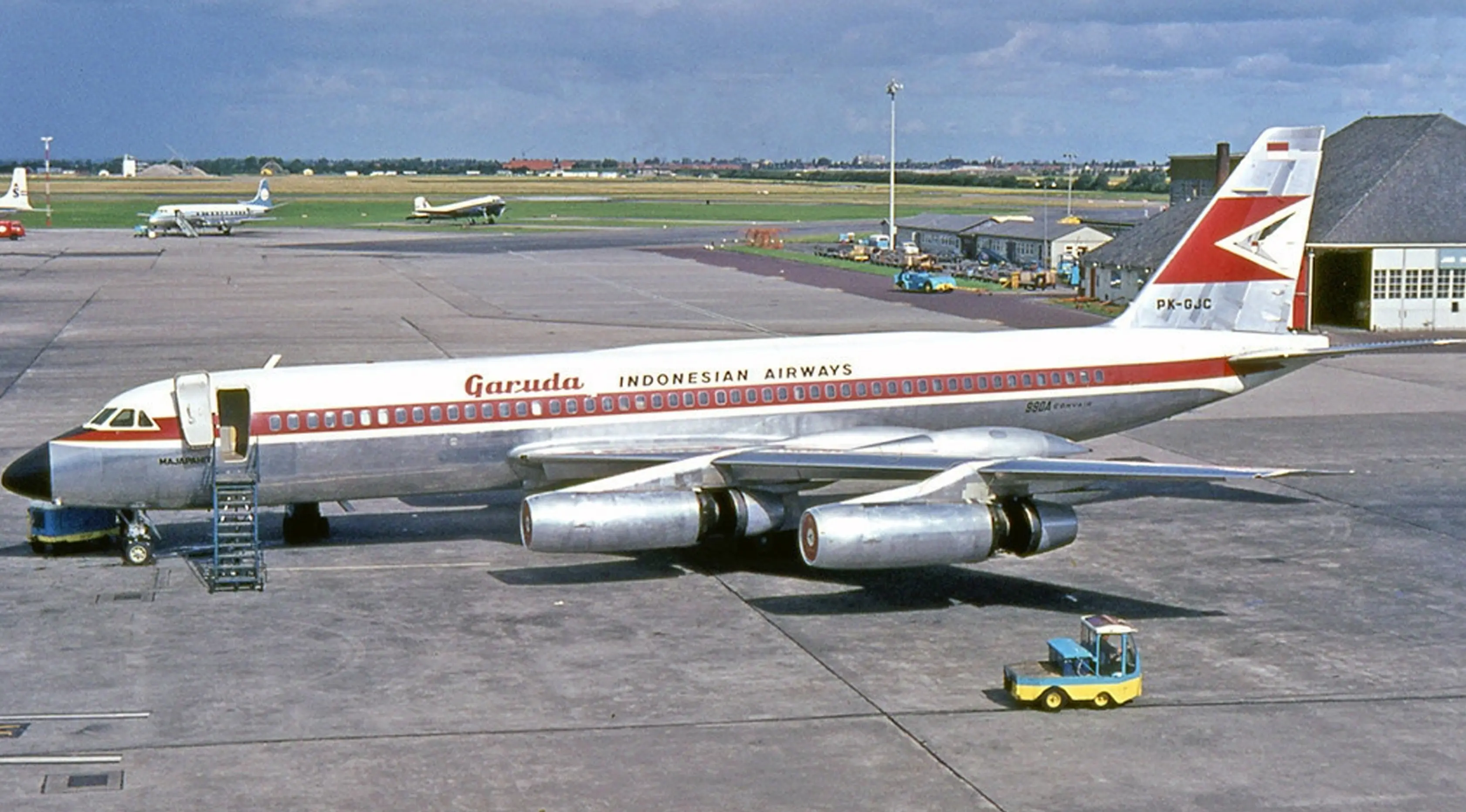 Pesawat Garuda Indonesia saat melakukan aktifitas penerbangan di Bandar Udara Kemayoran, pada tahun 1984 pemerintah memindahkan operasional penerbangan ke Bandar Udara Internasional Soekarno Hatta .(livedoor.blogimg.jp)
