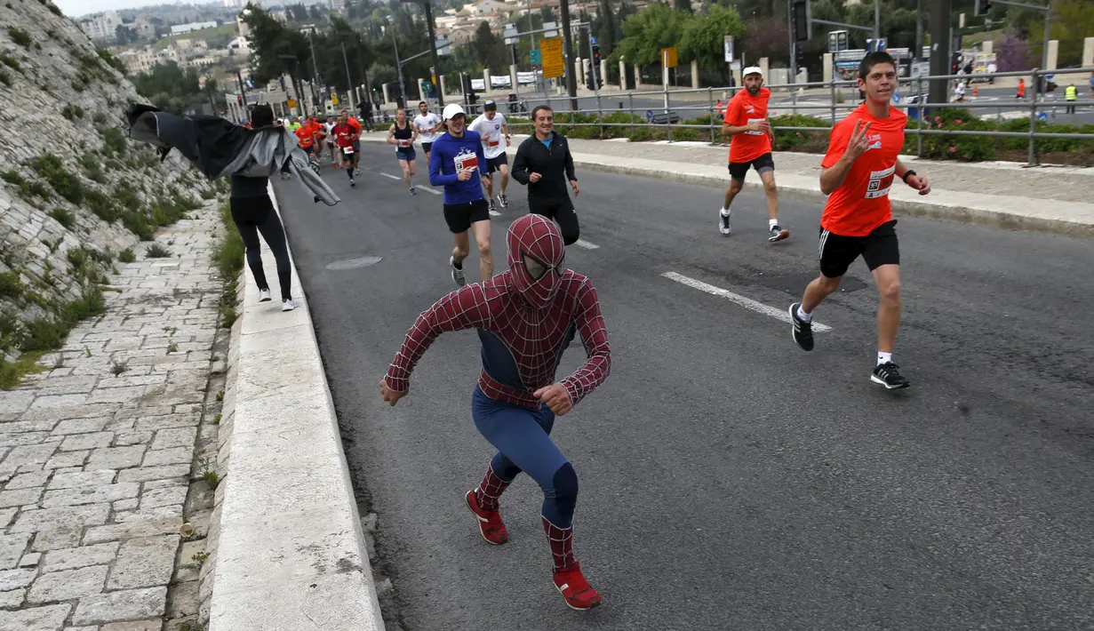Seorang pria mengenakan kostum superhero Spiderman ikut meramaikan lomba lari Maraton Internasional  yang ke-6 di Yerusalem, Israel, (18/2).  (REUTERS / Baz Ratner)