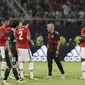 Pelatih Manchester United, Jose Mourinho, berbincang dengan anak asuhnya saat melawan Real Madrid pada laga Piala Super Eropa di Stadion Philip II, Skopje, Selasa (8/8/2017). Manchester United takluk 1-2 dari Real Madrid. (AP/Thanassis Stavrakis)