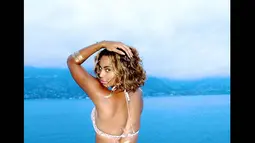 Beyonce berpose dengan memamerkan bagian belakang tubuhnya yang seksi, Perancis, (17/9/14). (Dailymail)