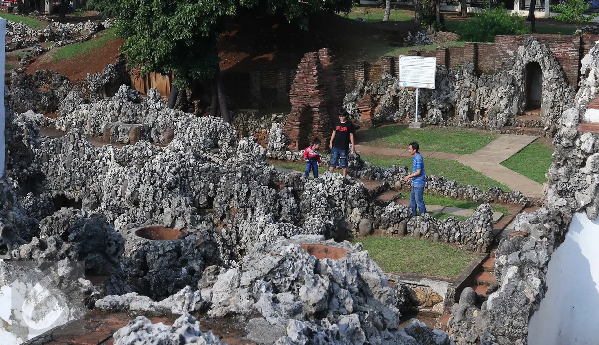 Pengunjung berwisata Taman Sari Goa Sunyaragi, Cirebon Jawa Barat (5/7). Banyak wisatawan menikmati sore hari sambil menunggu waktu berbuka di akhir bulan Ramadan di goa Sunyaragi Cirebon.(Liputan6.com/Angga Yuniar)
