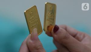 Petugas menunjukkan sampel logam mulia di Butik Emas Antam, Jakarta, Kamis, (23/7/2020). Usai cetak rekor ke posisi termahalnya di Rp 982 ribu, harga emas PT Aneka Tambang Tbk (Emas Antam) kembali turun Rp 5.000 menjadi Rp 977 ribu per gram pada perdagangan hari ini. (Liputan6.com/Angga Yuniar)