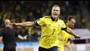 Pemain Swedia Viktor Claesson melakukan selebrasi usai mencetak gol ke gawang Spanyol pada pertandingan Grup B kualifikasi Piala Dunia 2022 di Friends Arena, Stockholm, Swedia, Kamis (2/9/2021). Swedia menang 2-1. (Nils Petter Nilsson/TT News Agency via AP)