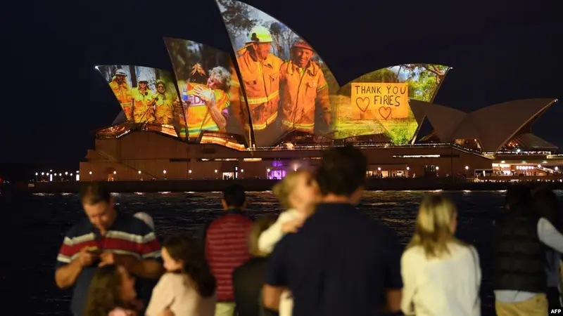Layar-layar Gedung Opera Sydney menampilkan gambar-gambar yang memberi dukungan pada masyarakat yang terdampak kebakaran lahan dan mengucapkan terima kasih kepada para anggota dinas pemadam kebakaran, 11 Januari 2020.