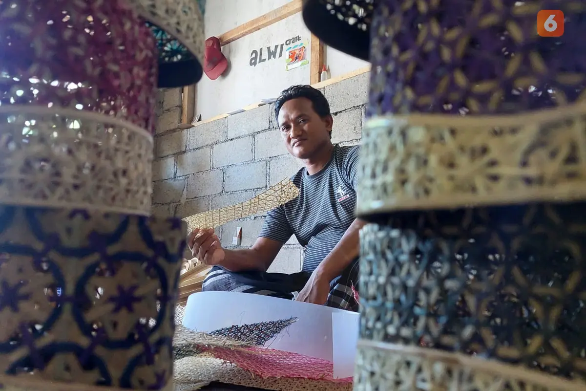 Samlawi Hadisuparnato sedang mengerjakan pesanan songkok bambu pelangganya (Hermawan Arifianto/Liputan6.com)