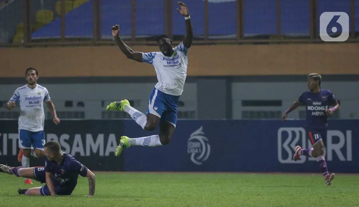 Penyerang Persib Bandung, Geofrey Wynton Mandelano Castillon (atas) terjatuh setelah berebut bola dengan bek Persita Tangerang, Adam Mitter pada BRI Liga 1 2021/2022 di Stadion Wibawa Mukti, Cikarang, Sabtu (11/09/2021). Persib Bandung menang atas Persita Tangerang 2-1. (Bola.com/Bagaskara Lazuardi)