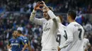 Gelandang Real Madrid, Gareth Bale, merayakan gol yang dicetaknya ke gawang Getafe pada laga La Liga di Stadion Santiago Bernabeu, Spanyol, Sabtu (5/12/2015). (Reuters/Susana Vera)