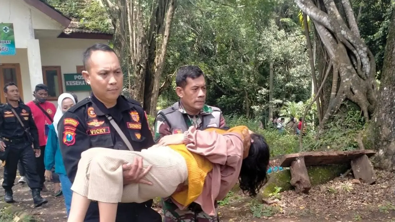 Petugas mengevakuasi seorang wanita hamil alas Lumajang yang pingsan di Taman Nasional Alas Purwo. (Istimewa)
