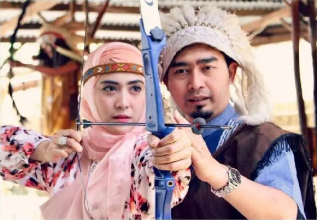 Ustaz Solmed dan istri, April Jasmine. (Instagram - @ustad_solmed)