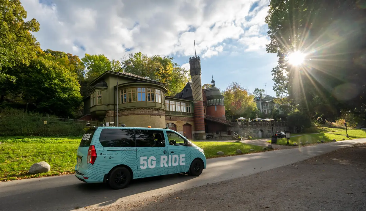 Bus listrik otonomos 5G melaju di rute sepanjang 1,5 kilometer dalam proyek uji coba selama dua pekan, yang bertujuan menggunakan teknologi pengendaraan otonomos 5G untuk solusi transportasi masa depan, di Djurgarden, Stockholm, ibu kota Swedia (30/9/2020). (Xinhua/Wei Xuechao)