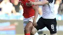 Pemain Inggris, Trent Alexander-Arnold (kiri) berusaha melewati pemain Kosta Rika, Bryan Oviedo pada laga uji coba di Elland Road Stdium, Leeds, Inggris, (7/6/2018). Inggris menang 2-0. (Mike Egerton/PA via AP)