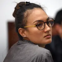 "Kalau di scene saya nggak ada yang pakai alat bantu. Karena scene saya yang hubungan ke lawan main lainnya. Saya tidak melihat (senjata api) karena memang di adegan saya tidak ada," jelas Nadine Chandrawinata. (Nurwahyunan/Bintang.com)