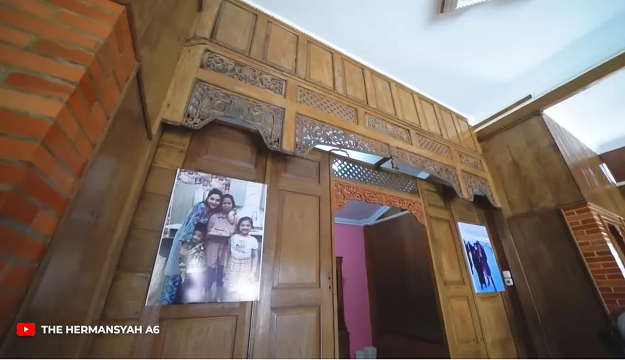 Menurut Uteng, rumah barunya tersebut masih mempertahankan kayu jati dari rumah lama karena pesan dari ibunya. Tampak beberapa dinding pembatas disambung dengan kayu jati yang diukir. [Youtube/The Hermansyah A6]