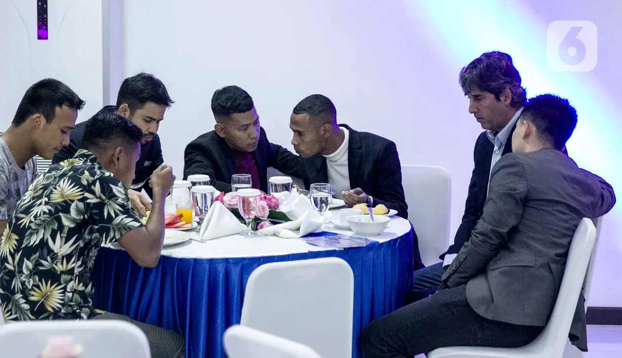 Pelatih Bali United, Stefano Cugurra (kedua kanan) berbincang dengan para pesepakbola saat menghadiri gelaran Indonesian Soccer Award 2019 di Studio 6 Indosiar, Jakarta, Jumat (10/1/2020). (Liputan6.com/Faizal Fanani)