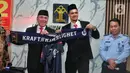 Ketua Umum PSSI Mochamad Iriawan (kiri) bersama pemain naturalisasi Shayne Pattynama (tengah) membentangkan syal pada acara pengambilan sumpah menjadi Warga Negara Indonesia (WNI) di Kanwil Kemenkumham DKI Jakarta, Selasa (24/1/2023). Shayne Pattynama diproyeksikan untuk memperkuat Timnas Indonesia pada Piala Asia 2023 mendatang. (Liputan6.com/Angga Yuniar)