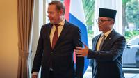Menteri Luar Negeri Indonesia, Sugiono (kanan), saat menyambut kedatangan Menteri Luar Negeri Belanda, David van Weel, di kantor Kementerian Luar Negeri Indonesia, Jakarta, pada Kamis 9 Oktober 2025. (Yasuyoshi CHIBA/AFP)