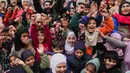 Hadirnya para relawan tersebut untuk memberikan hiburan dan dukungan psikologis bagi anak-anak di Lebanon, terutama di tengah situasi sulit. Tampak dalam foto, anak-anak bersorak gembira saat para sukarelawan menyiapkan bingkisan makanan dan manisan Idulfitri untuk keluarga-keluarga pengungsi yang tinggal di sebuah universitas negeri yang diubah menjadi tempat penampungan setelah serangan udara Israel di Beirut, Lebanon, Jumat, 20 Maret 2026. (AP Photo/Hassan Ammar)