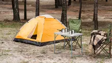 Perlengkapan outdoor yang siap menemani setiap petualanganmu. (VitalikRadko/Depositphotos)
