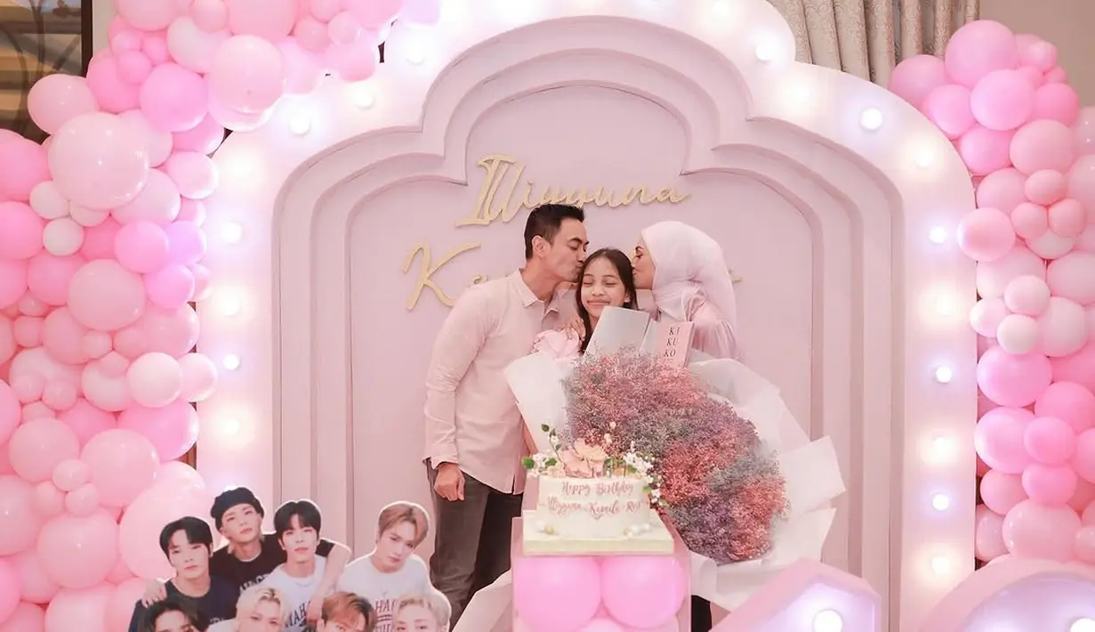 Zumi Zola seolah pamer badan kekarnya kenakan kemeja pink lengan panjang dan celana jeans [@putri_zulhas]