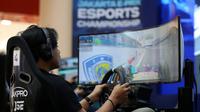 Seorang pebalap simulator berkompetisi saat Jakarta E-Prix ESports Championship 2023 yang berlangsung di Mal Artha Gading, Kelapa Gading, Jakarta Utara, Sabtu (20/05/2023).  40 pebalap simulator berpartisipasi untuk memperebutkan kejuaraan merupakan rangkaian dari Road to Jakarta E-Prix 2023. (Bola.com/Bagaskara Lazuardi)