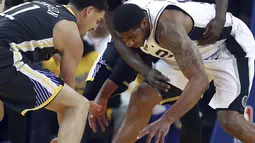 Pemain  Warriors, Klay Thompson dan  Draymond Green berebut bola dengan pemain Spurs, LaMarcus Aldridge (kanan) pada playoffs NBA Basketball di Oracle Arena, Oakland, California, (16/4/2018). Warriors menang 116-101. (AP/Ben Margot)