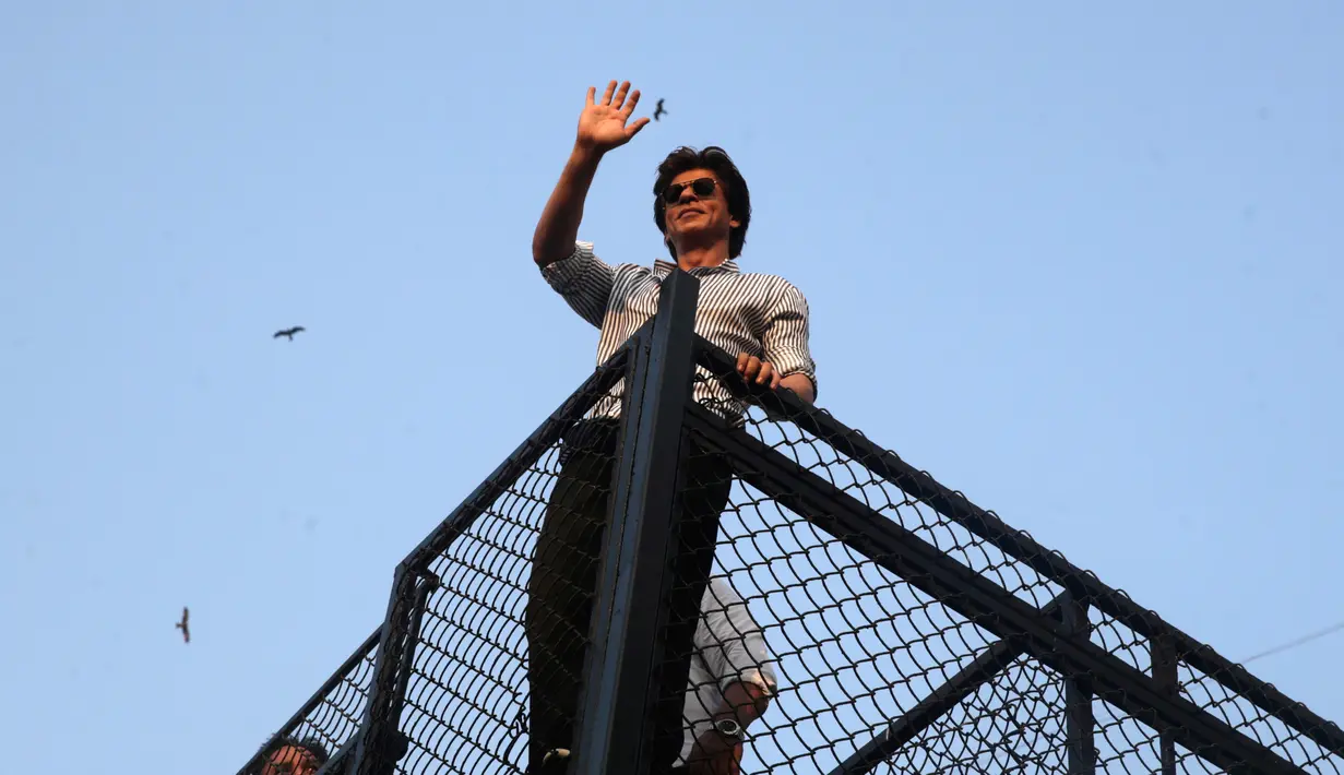 PHOTO: Shahrukh Khan Sapa Ribuan Penggemar sebagai Tradisi Ultah - Foto