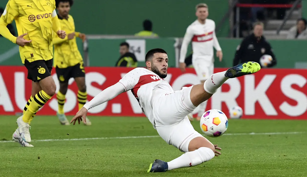 Deniz Udav menjadi salah satu penyumbang pundi-pundi gol untuk VfB Stuttgart selain Sehrou Guirassy. Ia sukses melesatkan 8 gol dalam 10 penampilannya hingga pekan ke-13 Bundesliga musim ini. Catatan jumlah gol tersebut juga dimiliki oleh Leroy Sane dari Bayern Munchen dan Victor Boniface dari Bayer Leverkusen. (AFP/Thomas Kienzle)