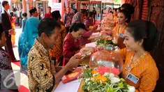 Sejumlah tamu undangan mengisi daftar tamu saat resepsi pernikahan Gibran Rakabuming putra sulung Presiden Joko Widodo dan Selvi Ananda di Gedung Graha Saba Buana, Solo, Jawa Tengah, Kamis (11/6/2015). (Liputan6.com/Faizal Fanani)