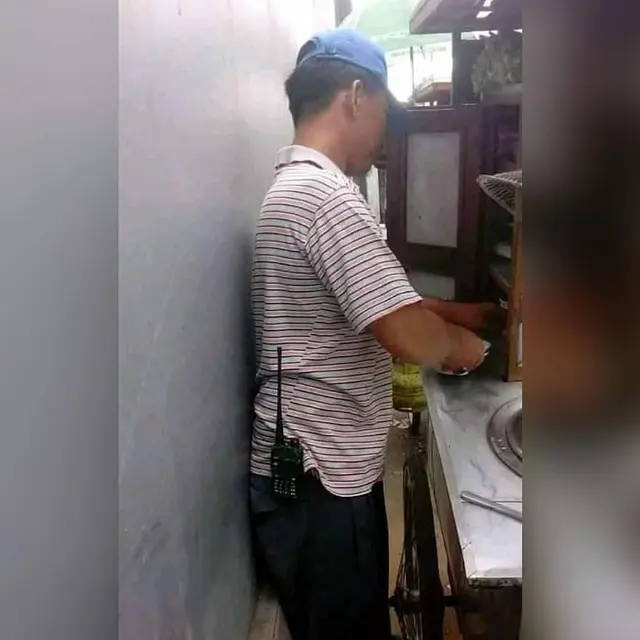 6 Potret Pedagang Bawa HT Ini Bikin Pembeli Bertanya-tanya, Bak Jadi Intel