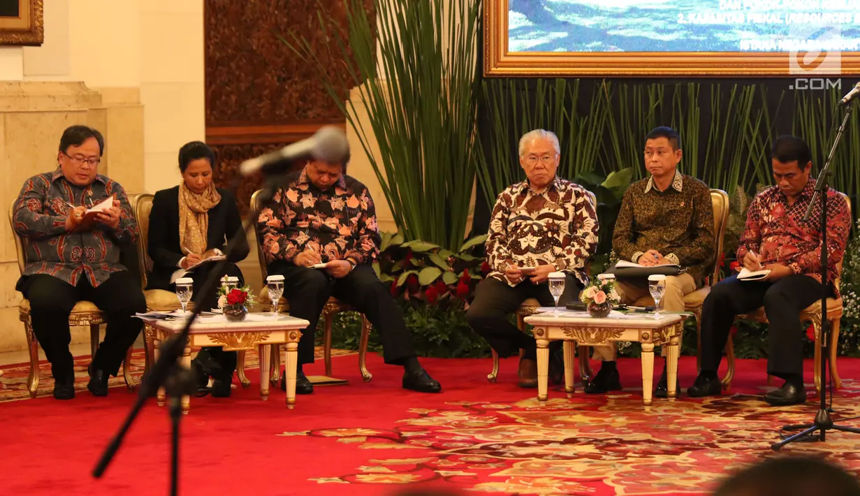 Sejumlah menteri menghadiri Rapat Kabinet Paripurna di Istana Negara, Jakarta, Senin (5/3). Rapat kabinet paripurna yang dibuka oleh Presiden Jokowi ini membahas kerangka ekonomi makro serta pokok-pokok Kebijakan Fiskal 2019. (Liputan6.com/Angga Yuniar)