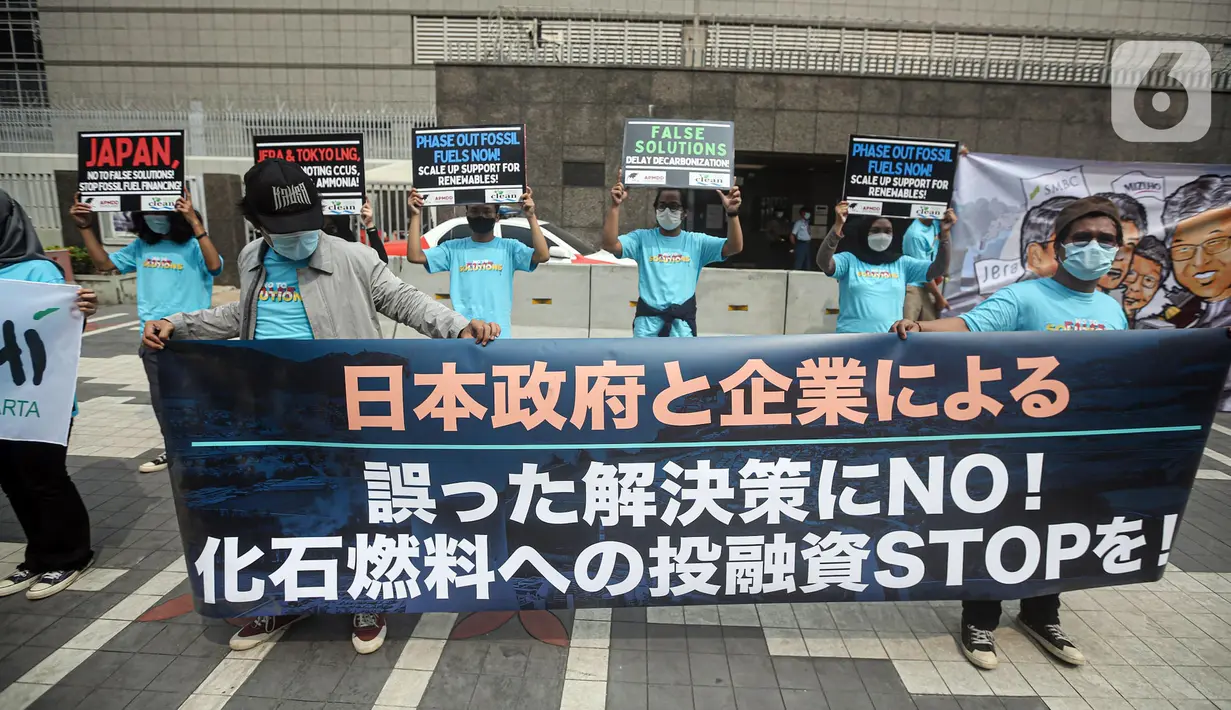 Sejumlah orang yang tergabung dalam Walhi DKI menggelar aksi di depan Kedutaan Besar Jepang, Jakarta, Rabu (3/8/2022). Aksi simbolik tersebut bertepatan dengan pertemuan Japan Energy Summit di Tokyo yang masih memberikan solusi palsu mengatasi perubahan iklim. (Liputan6.com/Faizal Fanani)