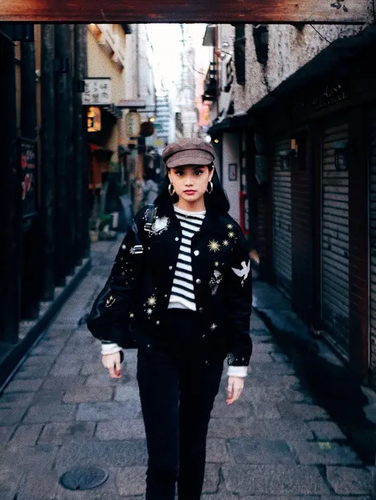 Gege mengandalkan layering outfit saat berlibur ke Jepang.  [Foto: IG/gegeelisa94].