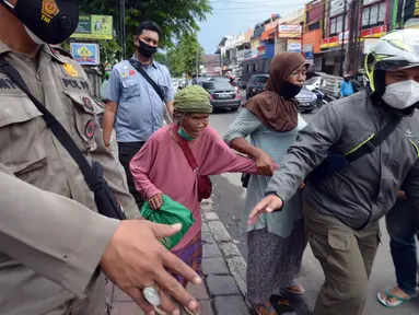 Petugas gabungan merazia Peyandang Masalah Kesejahteraan Sosial (PMKS) di wilayah Kecamatan Duren Sawit, Jakarta Timur, Jumat (8/4/2022). Pemprov DKI Jakarta terus melakukan razia PMKS selama Ramadhan dan menjaring enam orang dalam razia kali ini. (merdeka.com/Imam Buhori)