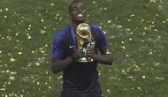 Paul Pogba merayakan kesuksesan menjadi juara Piala Dunia 2018. (AP/Thanassis Stavrakis)