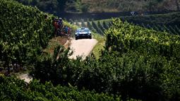 Pereli Prancis, Sebastien Ogier dan co-driver Julien Ingrassia, saat beraksi dalam Reli Jerman di Trier, Jerman. Jumat (21/8/2015). (AFP Photo/Patrik Stollarz)
