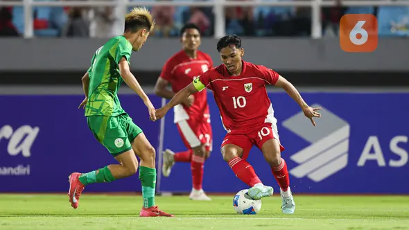 <p>Pemain Timnas Indonesia U-23, Arkhan Fikri menggiring bola dibayangi pemain Makau dalam laga Kualifikasi Piala Asia U-23 2026 di Stadion Gelora Delta Sidoarjo, Jawa Timur, Sabtu (06/09/2025). (Bola.com/Abdul Aziz)</p>