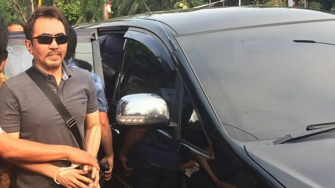Gatot Brajamusti atau Aa Gatot tiba di rumahnya di Pondok Pinang, Jaksel. 