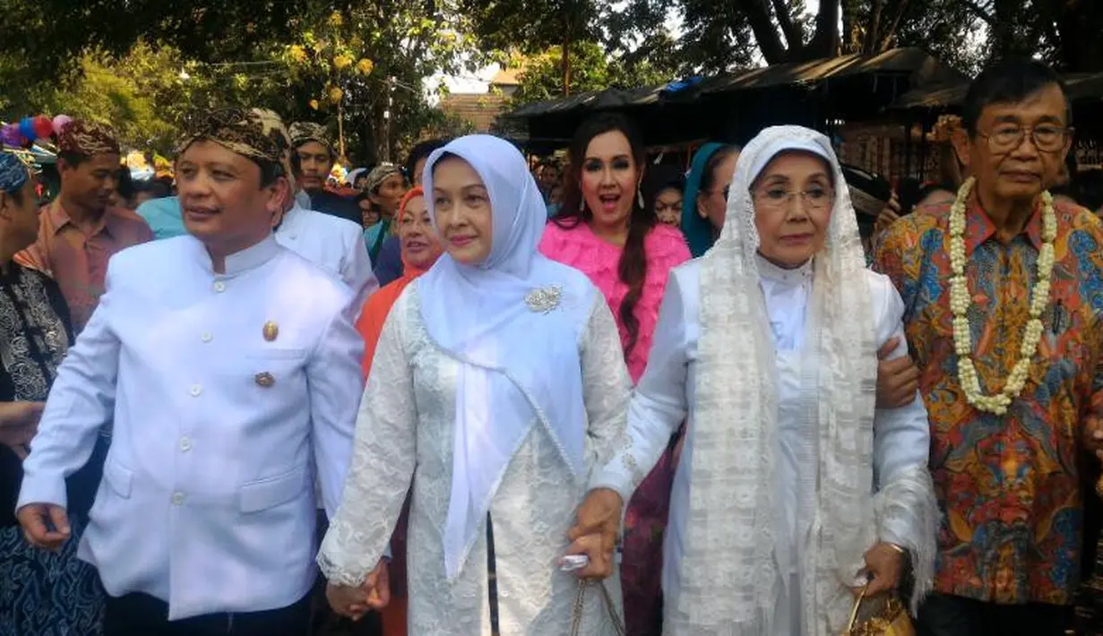 Nani Wijaya dan Ajip Rosidi telah resmi menjadi sepasang suami istri. Rona bahagia terpancar dari keduanya usai melangsungkan akad nikah di Masjid Agung Kasepuhan Cirebon, Minggu (16/4/2017). (Fathan Rangkuti/Bintang.com)