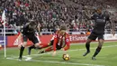 Pemain Sunderland, Adnan Januzaj (tengah) mendapat pengawalan ketat dari dua pemain Liverpool pada laga Premier League di Stadium of Light, (2/1/2017). Liverpool bermain imbang 2-2.  (Action Images via Reuters/Lee Smith) 
